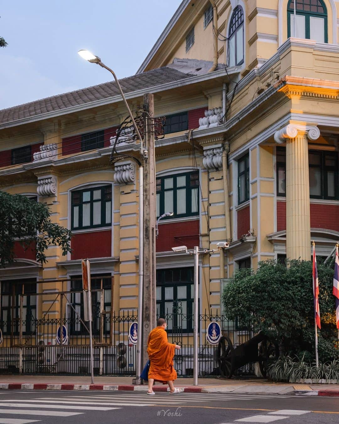 でいぜろバンコクさんのインスタグラム写真 - (でいぜろバンコクInstagram)「Around the Royal Palace in Thailand 👑🌇✨   🚃1 min walk from MRT Sanam Chai station   🔖Save this reel for your next travel and follow @dayzerobangkok for daily Thailand contents🇹🇭🐘✨  ..  ..  ..  #bangkokstreet #thailandphotographer #bangkokcityvibes #beautiful_bangkok #bangkokspirit #streetphotographybangkok #bangkokstreets #thailandstreetphotography #streetbangkok #bangkokstreets #streetphotographythailand #bangkokexplore #thailandstreet  #bangkokview #bangkokstreetphotography」12月21日 20時03分 - dayzerobangkok