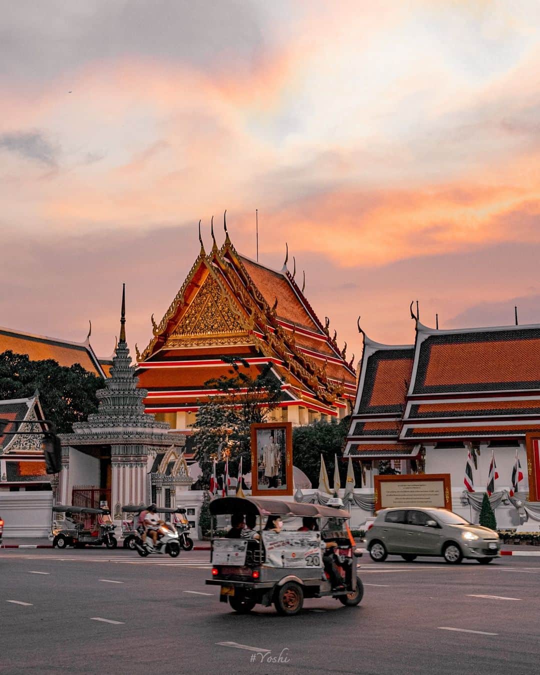 でいぜろバンコクさんのインスタグラム写真 - (でいぜろバンコクInstagram)「Around the Royal Palace in Thailand 👑🌇✨   🚃1 min walk from MRT Sanam Chai station   🔖Save this reel for your next travel and follow @dayzerobangkok for daily Thailand contents🇹🇭🐘✨  ..  ..  ..  #bangkokstreet #thailandphotographer #bangkokcityvibes #beautiful_bangkok #bangkokspirit #streetphotographybangkok #bangkokstreets #thailandstreetphotography #streetbangkok #bangkokstreets #streetphotographythailand #bangkokexplore #thailandstreet  #bangkokview #bangkokstreetphotography」12月21日 20時03分 - dayzerobangkok