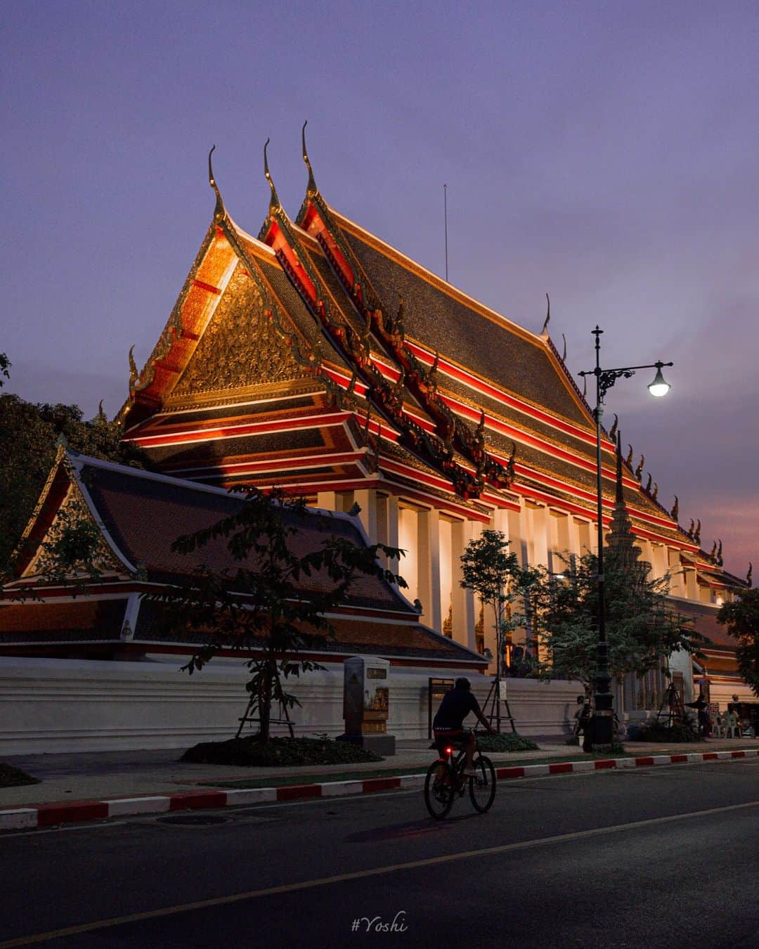 でいぜろバンコクさんのインスタグラム写真 - (でいぜろバンコクInstagram)「Around the Royal Palace in Thailand 👑🌇✨   🚃1 min walk from MRT Sanam Chai station   🔖Save this reel for your next travel and follow @dayzerobangkok for daily Thailand contents🇹🇭🐘✨  ..  ..  ..  #bangkokstreet #thailandphotographer #bangkokcityvibes #beautiful_bangkok #bangkokspirit #streetphotographybangkok #bangkokstreets #thailandstreetphotography #streetbangkok #bangkokstreets #streetphotographythailand #bangkokexplore #thailandstreet  #bangkokview #bangkokstreetphotography」12月21日 20時03分 - dayzerobangkok