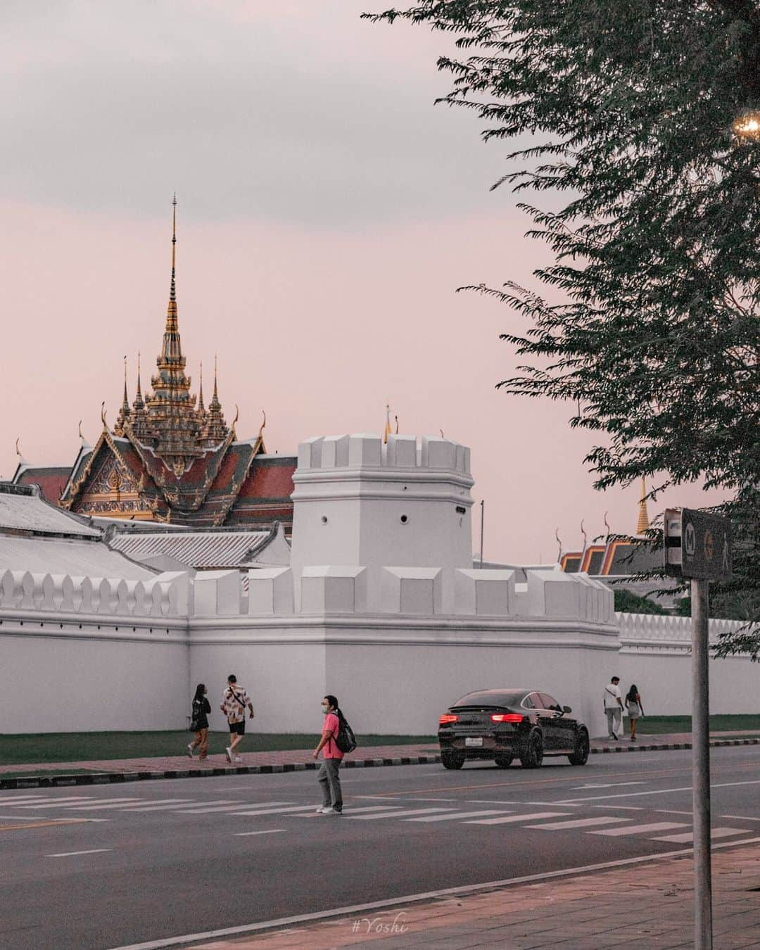 でいぜろバンコクさんのインスタグラム写真 - (でいぜろバンコクInstagram)「Around the Royal Palace in Thailand 👑🌇✨   🚃1 min walk from MRT Sanam Chai station   🔖Save this reel for your next travel and follow @dayzerobangkok for daily Thailand contents🇹🇭🐘✨  ..  ..  ..  #bangkokstreet #thailandphotographer #bangkokcityvibes #beautiful_bangkok #bangkokspirit #streetphotographybangkok #bangkokstreets #thailandstreetphotography #streetbangkok #bangkokstreets #streetphotographythailand #bangkokexplore #thailandstreet  #bangkokview #bangkokstreetphotography」12月21日 20時03分 - dayzerobangkok