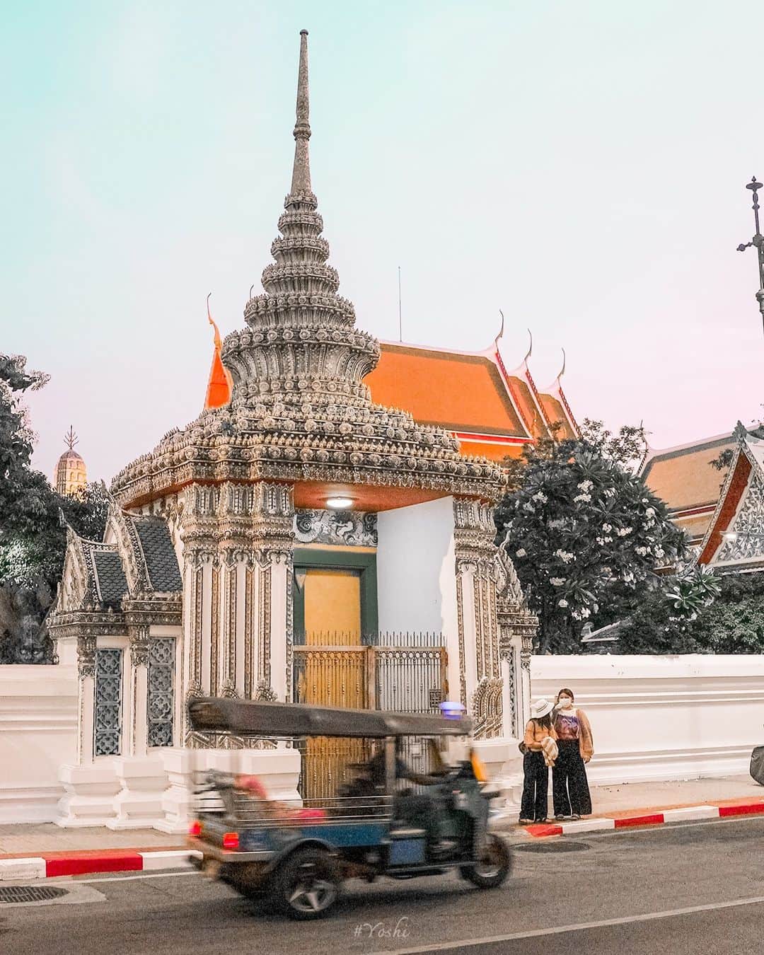 でいぜろバンコクのインスタグラム：「Around the Royal Palace in Thailand 👑🌇✨   🚃1 min walk from MRT Sanam Chai station   🔖Save this reel for your next travel and follow @dayzerobangkok for daily Thailand contents🇹🇭🐘✨  ..  ..  ..  #bangkokstreet #thailandphotographer #bangkokcityvibes #beautiful_bangkok #bangkokspirit #streetphotographybangkok #bangkokstreets #thailandstreetphotography #streetbangkok #bangkokstreets #streetphotographythailand #bangkokexplore #thailandstreet  #bangkokview #bangkokstreetphotography」