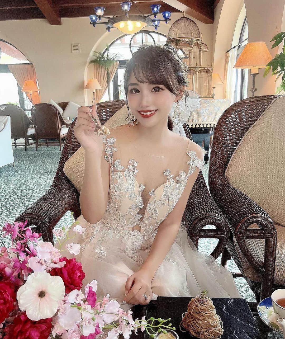 のインスタグラム：「⋆  花嫁姿でカフェタイム☕️🍰  #プレ花嫁 #花嫁 #沖縄婚 #リゾート婚 #ブーケ #結婚式  #東海プレ花嫁  #ウエディングドレス  #ウェディングドレス選び #thehany #2023春婚 #2023夏婚 #披露宴 #披露宴会場コーディネート #卒花嫁 #プレ花嫁準備 #プレ花嫁ダイエット #プレ花嫁2023 #ウェディング前撮り #ウェディング撮影 #ウェディングフォト  #沖縄挙式 #カラードレス #ラソールガーデンアリビラ #花嫁ヘアスタイル #ドレス迷子 #卒花嫁レポ #ゼクシィ」