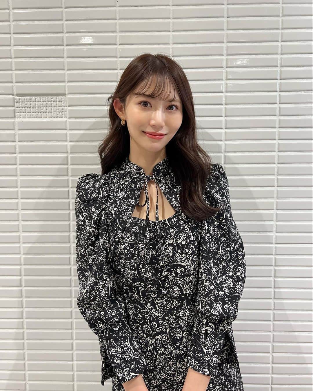 後藤理沙子のインスタグラム：「先日 #リトルリンネ でカットカラートリートメントしていただきました！ 3センチくらい切りました👼若干のレイヤーもいれてもらって髪に動きが出るようになりました！ ざっくりとしか言わないのにいつも理想以上に仕上げてくださる井手さん天才🥹 カラーの詳細は 【8トーンのベリーショコラと7トーンのグレージュ半々】 担当は井手さん（ @idetatsu1110 ）🧸いつもありがとうございます！ * #リトルリンネ #久屋大通 #栄美容院  #髪色  #髪型 #トリートメント」