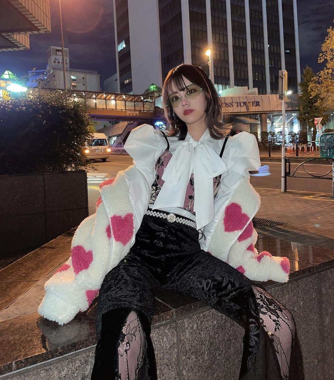 かすこんねぅのインスタグラム：「SHEINだけでコーデ組んでみたよ 種類豊富すぎて6時間くらいサイト見てたら大学の課題出し忘れたたのまじでいい加減にしろ自分ʬʬʬʬʬʬʬʬʬʬʬʬʬʬʬʬʬʬ𝐖𝐖𝐖𝐖𝐖𝐖𝐖𝐖  クーポンでお得に買えるよ！↓↓↓ クーポンコード：kasu1520 お買い上げ金額1～5,999円まではセール価格より15%OFF、6,000円以上は20%OFFが適用されます！！ 利用期限：公開日〜12月末日 お気に入りアイテム↓↓↓ ・7499072　ゴシック コントラストレース フリル裾 ベルベット パンツ ¥2,052 ・6613697　千鳥格子 コントラストレース スリットヘム キャミドレ ス ブラウスなし ¥1,890 ・10126353　ROMWE Kawaii フリルトリム ネクタイフロント クロップトップ　￥746 #shein #sheinforall #shein購入品 #pr @shein_japan」