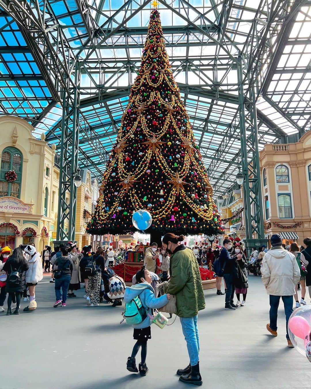 高橋有紀子のインスタグラム：「* 今年もなんとかお誕生日ディズニーに🎄🎁  いつの間にか、一日歩き回っても 「抱っこして」って言わなくなったな。  そろそろ抱っこもできなくなりそうだ🥺  #christmas #disney #birthday #クリスマス #ディズニー #お誕生日ディズニー #もうすぐ7歳」