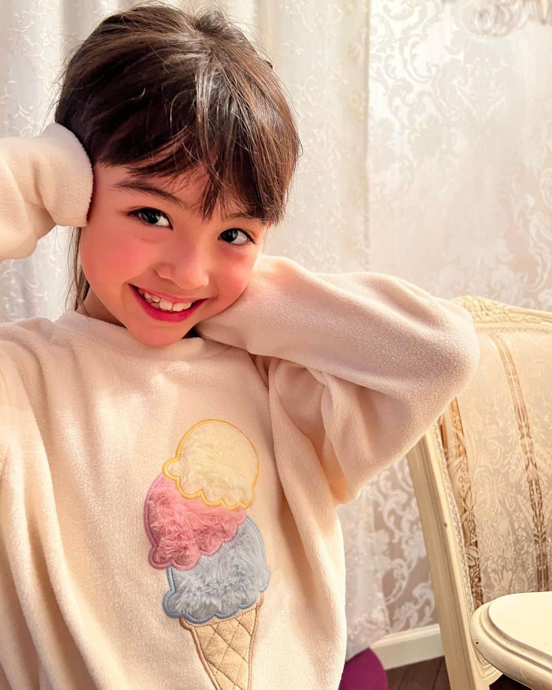 のインスタグラム：「🍨  アイスのパジャマ 最近買いました〜 サイズは140🤣 長く着られる、お腹が出ないがメリット🌷  お気に入りパジャマになりました〜  そして2枚目は学校で書いたみたい〜  #1年生 #硬筆 #子役 #アレン明亜莉クレア #めっちゃん」