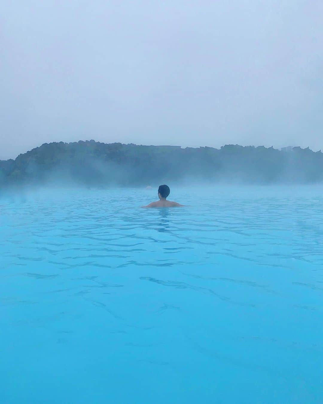 Yuya Oishiのインスタグラム：「雪景色の中で世界最大の温泉のブルーラグーンでまったり…🤤♨️❄️ ⁡ ⁡  ⁡ ⁡ ⁡ ⁡ #iceland #reykjavík  #travelling #bluelagoon #travel #trip #journey #travelgram #love #happy #romantic #nature  #instagood #art #amazing #photooftheday  #hotsprings #traveler #cool #instatravel #travellover  #アイスランド  #レイキャビク #海外 #海外旅行 #旅  #温泉  #海外生活 #ブルーラグーン #🇮🇸」
