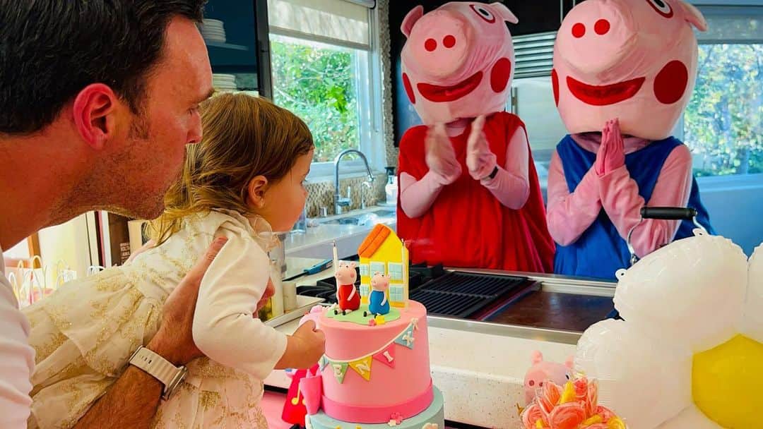 オウェイン・イオマンのインスタグラム：「Happy 2nd Birthday to our wonderful little Phoenix! We love you so much Tot- funny, kind, generous and beautiful. We are so blessed and grateful to have you as our sweet, little one. Here’s a pic of you with your favorite people in the world Peppa pig and George celebrating the best birthday ever. We love you as much as jumping up and down in muddy puddles! Happy Birthday Phoenix Zion Yeoman. #happybirthday #2today🎈 #birthday #birthdaygirl #celebration #itsmybirthday #twotoday #celebrate #cake #peppapig #george #muddypuddles #candles #daughter #daddydaughter #party #partydress #birthdayparty」