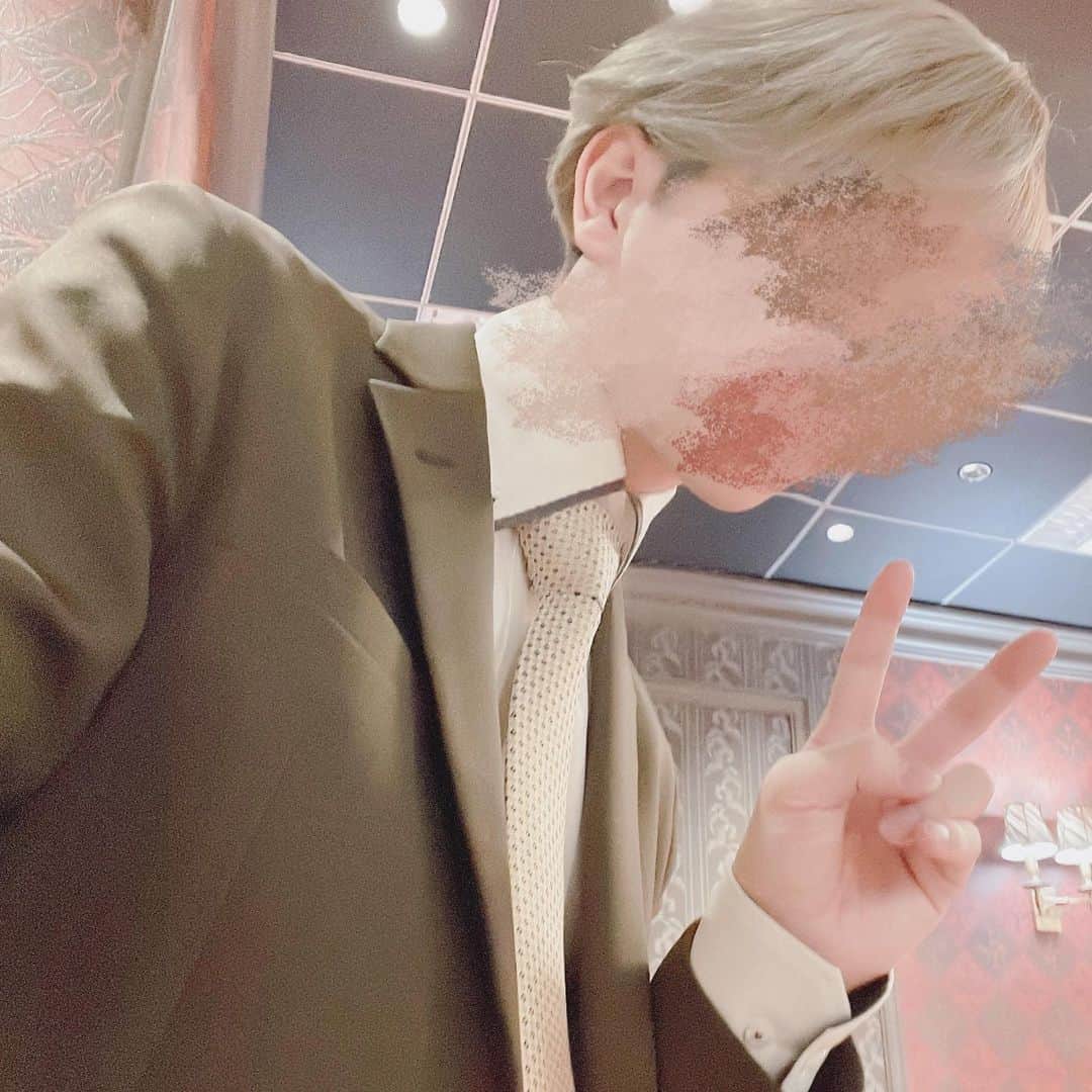 るぅとのインスタグラム：「僕のスーツ姿！ﾊﾟｼｬﾘｯ📸😳✨  お仕事モードのるぅとくんどうかな！🥺 似合ってるかな！🥺  #すとぷり #るぅとくん #すとぷり4thアルバムHWG #初スーツ #似合ってますか？🥺」