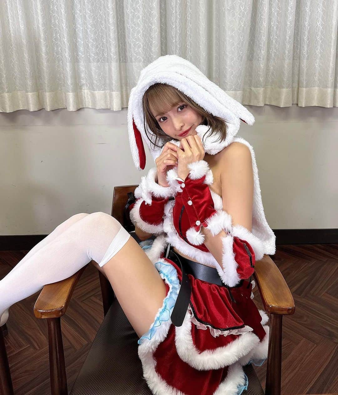 清水里香のインスタグラム：「⁡ ⁡ 慌てん坊のサンタクロース クリスマス前にやってきた🎅🏻❤️ ⁡ ⁡ 　　 ⁡ ⁡ #サンタ #サンタコスプレ #サンタコス #めりくり #めりくりかてぃー #🎅🏻」