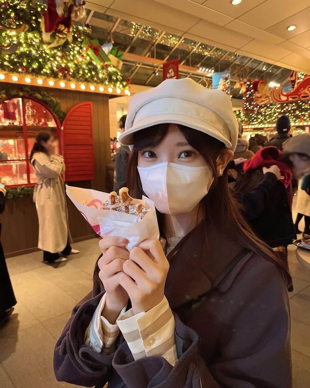 のインスタグラム：「冬だね〜⛄️ワッフル大好き🧇   #クリスマスマーケット  #六本木クリスマスマーケット  #冬」