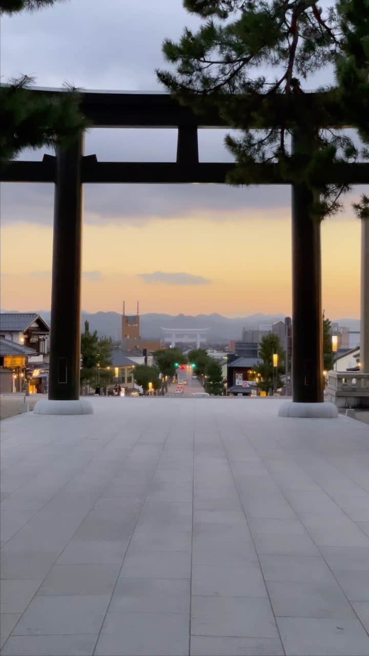 森泉謙治のインスタグラム：「Solo trip in Izumo  ふと、振り返る時間をいただきました  今までのつながりに心からの ありがとうって思えること みなさまの"おかげ"です。  ご縁 それは 感謝。  "美しいことのはじまり"  グローブスに関わる皆様に 自然溢れる豊かな場所で美容を楽しんでいただき、グローブススタッフに楽しく働く選択を提供できたらしあわせだな〜🍀  そして、次なるは 2025年目標で緑と水のある自然豊かな場所で美容を始めたいと思っています  テーマは【整える】  スポーツ&ゲーム→美容→体験→美食→一泊一日→リセット→アクション  きっとみなさんが月一で必ず行きたいと思えるような新しいことを考えています  @theglobes_moriizumi  @theglobes_official @theglobes_omohara  #美しいことのはじまり #凛とした表情 #整える #青空美容室 #表参道美容室 ＃原宿美容室 #美容師求人 #Airbnb #体験 #スポーツ #自然  美容室が考える "整う"ための 1泊1日の宿泊施設  をやりたいと思います。」
