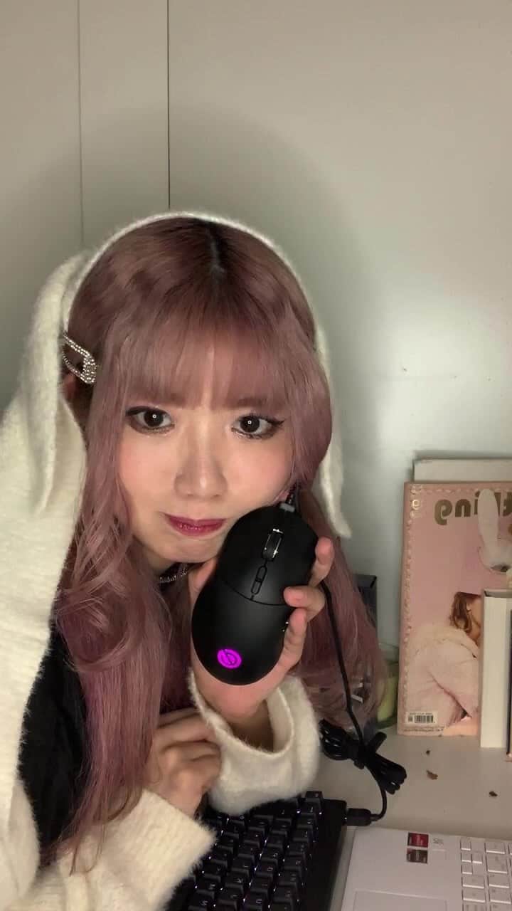 アリスムカイデのインスタグラム：「live commerce @elecomgaming  〈 ゲーミングマウス "VM600PE" 〉  〈 ゲーミングキーボード "VK300s" 〉  V custom series 「最適って、最強。」  勝利にこだわるプレイヤーに向けたエレコムのハイクラス・ゲーミングデバイスシリーズ。 カタログスペックのみにこだわるのではなく手触りや使い心地を大切に、ひとつずつ作り込みました。 エントリーからプロレベルまで、すべてのプレイヤーとともに戦う“相棒”となるデバイスです。  26Kセンサー+距離センサー搭載の右手用タイプ。競技シーンを想定した応答速度・精度・安定性を実現したワイヤレスゲーミングマウス。  RGB LEDイルミネーション搭載。競技シーンを想定した応答速度・カスタマイズ性能を実現した日本語65%メカニカルゲーミングキーボード。  Amazonにて特別価格で展開中です。」