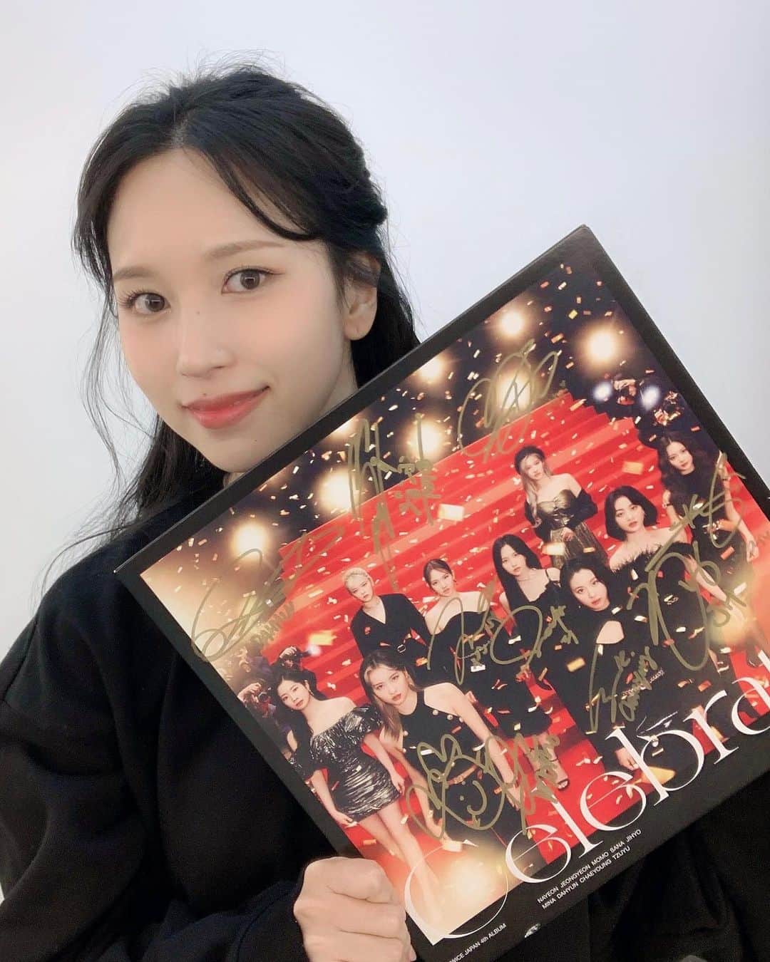 のインスタグラム：「2022.12.28 TWICE JAPAN 4th ALBUM『Celebrate』数量限定生産アナログ盤　発売記念   MINA   https://twicejapan.com/news/detail/1110   #TWICE #Celebrate #VINYL #MINA #TWICE_JAPANDEBUT5thAnniversary」