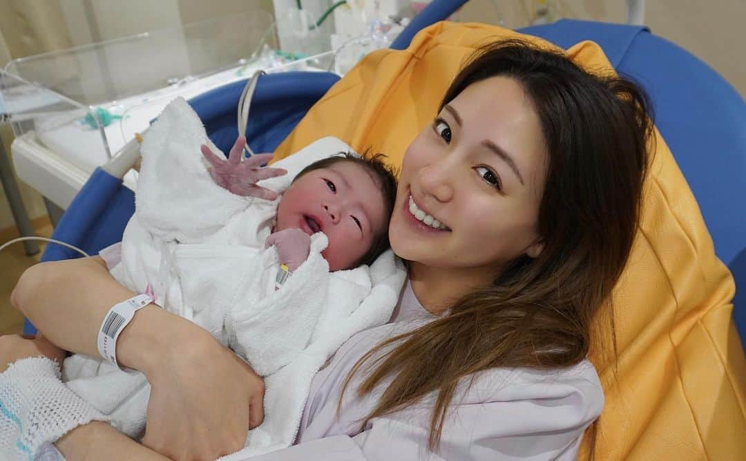 志田友美（ゆうみん）のインスタグラム：「出産レポ👶🏻✨  ✔️初産 ✔️40w5d ✔️自然分娩 ✔️直前立ち会い ✔️総合病院 （初産っていうのもあり、何かあった時にすぐ対応してもらえるので🏥）  陣痛メモ📝 （リアルタイムで途中まで残してたやつ） ㅤㅤㅤㅤㅤㅤㅤㅤㅤㅤㅤㅤㅤ  この時すでに予定日超過４日目。  →お腹が下したような痛さ（微弱） 超過してる事もあってもしや、、？って思いながらもうとうと😪 ㅤㅤㅤㅤㅤㅤㅤㅤㅤㅤㅤㅤㅤ  →バーっと破水。とともにおしるし。 ついに!きた! 病院に電話📞 来てくださいと言われ、入院バック持ってGO！  病院着　破水確定　入院！ 👨🏾と一旦バイバイ。 コロナの検査だったり、着替えたりしてた （こん時破水だけだったから全然余裕で自撮りとかしてた🫣）  →弱い腹痛。寝れるレベル。 寝たり起きたり繰り返してた。  そうこうしてる間にも羊水はどんどん出てきてて赤ちゃんが心配だから、もしかしたら帝王切開になるかも？って言われてとりあえずサインだけ書くことに🥲  先生に内診してもらって促進剤お願いしまぁぁぁす！！！って言ったら「促進剤やろうか！」  →促進剤スタート  （とりあえずお腹空きすぎたけど帝王切開の可能性あるから中々食べれず）  →寝てたけど起きるくらいの痛さ  （空腹すぎて本番力入らないと思って陣痛食のおにぎり🍙に手を出す、うま。。）  →間隔狭まってくる  （🍙食べては痛みが襲って来て、でも絶対🍙は食べてやるからな…みたいな謎の戦いしてた）  →1人で耐える  （🍙ついに置く。）  →痛い。痛すぎるぞ。 助産師さん曰く、子宮口全然変わりないと言われ絶望。 促進剤ばか痛くて後悔。笑 ㅤㅤㅤㅤㅤ  そして、鬼痛い中  ＼＼まさかのここでシャワー入らされる。／／  シャワーのドアも閉めれないくらい痛くて助産師さんが心配してずっと近くにいた気がするw  痛み治った瞬間に、 今だァァァ！！！と素早く身体洗ってみたいなことしてたな  陣痛中のシャワー辛すぎた。  シャワー後、歩くといいよーって言われたけど歩く余裕なし。  →子宮口5.6センチ  👆🏻ここでメモは終わってるからここから書く余裕無くなったと思うw ㅤㅤㅤㅤㅤㅤㅤㅤ  ここで分娩台に移動。  子宮口MAXになるまで、床で四つん這いになったり、しぼみかけたバランスボールにしがみついたり、色んな体制試して見たけど、  はんなりママさんのYouTubeの姿勢が私はマシだった！  でも痛いもんは痛い。 痛すぎて震えてたし、途中帝王切開お願いしようかまじで迷ったくらい。  様子見にきた助産師さんに 「ずっとそばにいてくださいぃ…」ってお願いしてた気がするwww  まさかのここで助産師に知らされる。  「今、分娩３人被ってるのよ〜。」  う、そ、だろ、、、  他の分娩室から聞こえる悲鳴  頑張れと言う気持ちとマジかよそこまでやばいんか…ってなる気持ちと。  子宮口全開になるまでほぼ1人。もうずっと1人。 ナースコール押して来てもまたどっか行っちゃう。 孤独との戦い。  でも分娩台あがってからずーーっとテレビ電話で応援してくれてた👨🏽には感謝しかない。  その頃私のママは心配だったらしくLINE爆弾してきてw  「ねぇ！無事？大丈夫なの？！」 「もーーママ泣いちゃう😭😭😭」とか 1人でてんやわんやしててwそれどころじゃないんよ…w ㅤㅤㅤㅤㅤㅤㅤ  →まじで死ぬわこれ。ってなり、テレビ電話も切って、 ナースコール押して確認してもらったら子宮口全開。  産まれそうになるまでは立ち会いできなかったから  そろそろ来てもらおっか。ってことで LINEで震えながら必死に打った「きて」  ㅤㅤㅤㅤㅤㅤㅤㅤㅤㅤㅤ →秒で👨🏽登場。（え、隣の部屋でスタンバってた？） ピークに痛い時に全身オペする人の格好にヘアーキャップみたいなんして真顔で、すん🙂って登場してまじ笑わせにきてる。  あとは波に合わせていきむだけ！ いきむの上手ねぇ〜って言われてモチベ。  👨🏽が頭撫でてくれたんだけど、それどころじゃなくて振り払った。←（ごめんな） ㅤㅤㅤㅤ  そして大きな産声をあげて産まれてきてくれた3444gの元気な女の子誕生👶🏻💞  私も👨🏽も泣き。  産まれてすぐ私の胸にきたとき、 安心感と無事生まれてきてくれたで爆泣き。  10ヶ月もお腹の中にいてくれたんだもんね🥹尊いよ  後は、こんなにお腹ってスッキリするんだ？ってくらい すっきりした。笑  その後の諸々の処置、悪露や後陣痛、 後は、トイレがとにかく怖い。笑 （おしりセレブは本当に持って行って良かったなと思いました！）    骨盤ぐらっぐらでちゃんと歩けないし、 本当に交通事故レベルだなと。 ㅤㅤㅤㅤ  ４ヶ月たった今でもあの痛みは忘れない😂  こんな痛い思いして産んだ母にも感謝だし、 女って強いわ。ほんと。笑  産まれる直前から動画撮ってたんだけど それを見返しては泣いてる🤣 ㅤㅤㅤㅤㅤㅤㅤㅤㅤㅤㅤㅤㅤㅤㅤㅤㅤㅤㅤ  これから出産の方 絶対におわりは来る！から頑張ってください🥹🔥  読みにくかったと思うけど、 最後まで見てくれてありがとでした♡  以上、出産レポでした🧸🤍」