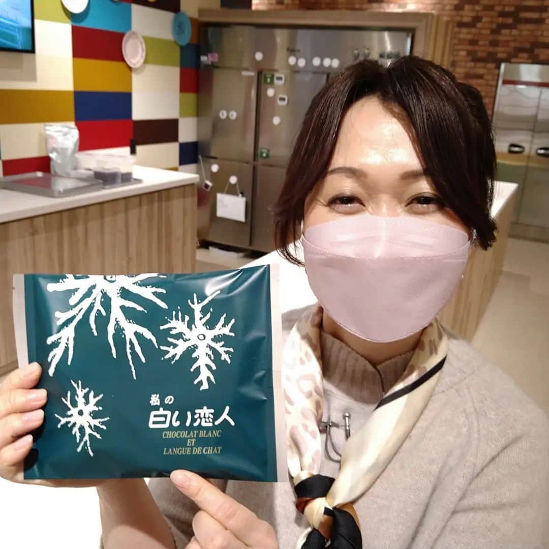 三河かおりのインスタグラム：「北海道旅の思い出② . . 『白い恋人パーク』続き . . 施設内限定のお土産や お菓子づくりの体験など、 大人もワクワクするコンテンツが 色々ありました🍪 . . 私が持っている白い恋人、 大きいですよね。 . お絵描き体験で手にすることができます。 ハート型の白い恋人にチョコレートペンでお絵描き🖍 世界にひとつだけの "私の白い恋人"ができるんです💗 . さらに、 おなじみのパッケージに 自分の写真がプリントされた オリジナルデザイン缶も作れるんですよ。 自慢したくなっちゃいます🎁 . . .  #ネコを描いたら #トラになっちゃった #お絵描き体験は未公開 #まるどりっup #まるどりっ #北海道観光 #札幌観光 #北海道旅行 #札幌観光 #新潟空港発 #週末女子旅 #新潟テレビ21 #ux #白い恋人 #白い恋人パーク #お絵描き体験」