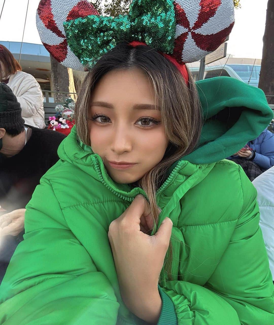 hanaさんのインスタグラム写真 - (hanaInstagram)「・ ・ クリスマスのDISNEYはいつもよりキラキラしてた💚✨✨✨  #disneyland#disney#disneycode#christmas#greencode#クリスマスディズニー#ディズニー#ディズニーランド#夢の国」12月21日 21時25分 - __87.hana_