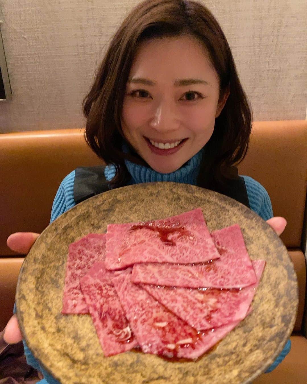 山本愛子のインスタグラム：「さんじゅうななちゃいになりました😂笑  もうお祝いしてもらう年齢でもないのですが、やっぱりおめでとうと言われると嬉しいものですね♡  Twitterにコメントくださった皆さん、LINEなどにメッセージくれた友人達、ありがとうありがとう💕  今年を漢字一字で例えたら「帰」ですかね☺️ 妊娠出産でお仕事はお休みさせていただいてましたが、今年の春に復帰いたしました✨  帰る場所があるというのは本当にありがたいです！！ 勘を取り戻すまでになかなか時間がかかってますが🤣 引き続き頑張りますのでこれからもどうぞよろしくお願いいたします！  先日は2人とも朝から仕事で子供の預け先をどうしようか悩んでいたら、小塚のお母さんが来てくれておチビの面倒を1日見てくれたし、誕生日の日はうちの母が来てくれておチビを見てくれたので久しぶりに夫と晩御飯🥩を食べに行くことができました！  夜のお出かけ久しぶりー！ 二人でお出かけも久しぶりー！  美味しいお肉を食べて、お酒を飲んで、喋って笑って楽しかったな✨ 2人の母に感謝の日々です🥺❤︎  それでは久しぶりにこのタグを。  #お肉はレフ板です」