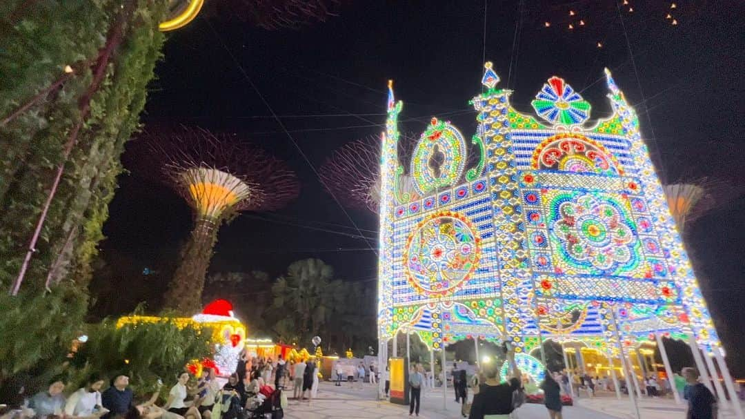 鈴木ちなみのインスタグラム：「✨🏰🎄💛  シンガポールでイルミネーション見てきました🫶🏻✨  みなさんにもシンガポールの クリスマスのキラキラが届きますように🎅🏻🎁💫  #gardenbythebay  #chiristmas  #singapore  #YouTube編集中」