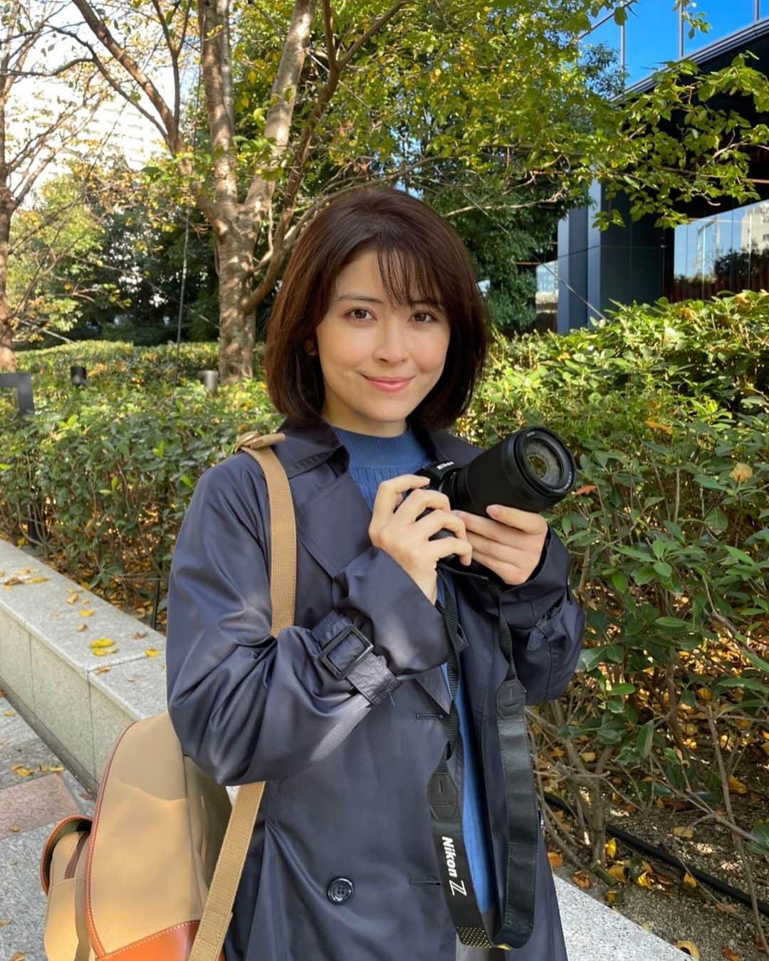 罠の戦争のインスタグラム：「🕸  ╔⭐︎⭐︎════╗ 　 オフショット ╚════⭐︎⭐︎╝  悠談社「週刊新時代」 記者・熊谷由貴  強い姿勢で政治家の不正を暴く記者の、貴重な笑顔…✨  #罠の戦争  #カンテレ  #宮澤エマ」