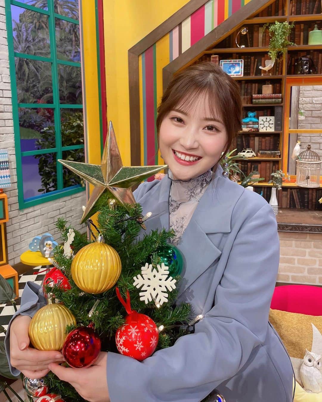 のインスタグラム：「. もうす〜ぐクリスマス〜🎄 ぎゅっとしたくなるサイズで思わず🥰  ツリーってよく見ると 色々なデザインがあるんですよね🎁  街で好みのツリー🌲見つけると るんるん💓になります！笑 . . 今夜の #よるのブランチ ダンスパーティーな回です🕺🎉 ヨジャドルダンスしたいなあ✨  深夜0時26分からぜひご覧下さい💝 . . .  #抱きしめたくなるツリーのサイズ感 #ダンスっぽくポニーテールに #ダンス部ダンスサークルかじっていたのは内緒です #赤坂サカスのツリーイチオシです . . . .」