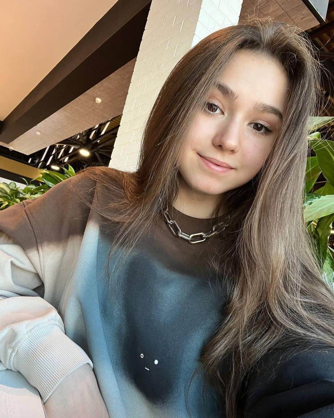 カミラ・ワリエワのインスタグラム：「Какой подарок ждете на Новый год?✨」