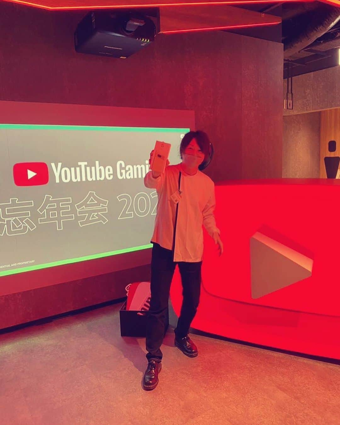 だいだらさんのインスタグラム写真 - (だいだらInstagram)「YouTube忘年会 クイズ大会で見事優勝してGooglePixel7をゲット。最強知識で優勝はガチで嬉しかった！！  ビンゴ大会は早めのリーチだったけど残念ながら当たらず〜 参加者が全員有名YouTuberで驚きだった。写真の二枚目はゆーたけさんと。 写真撮影がここ以外禁止だったので写真はここだけだ！  実は徹夜で行ったので吐きそうだった 寝よか」12月21日 22時11分 - daidara2525