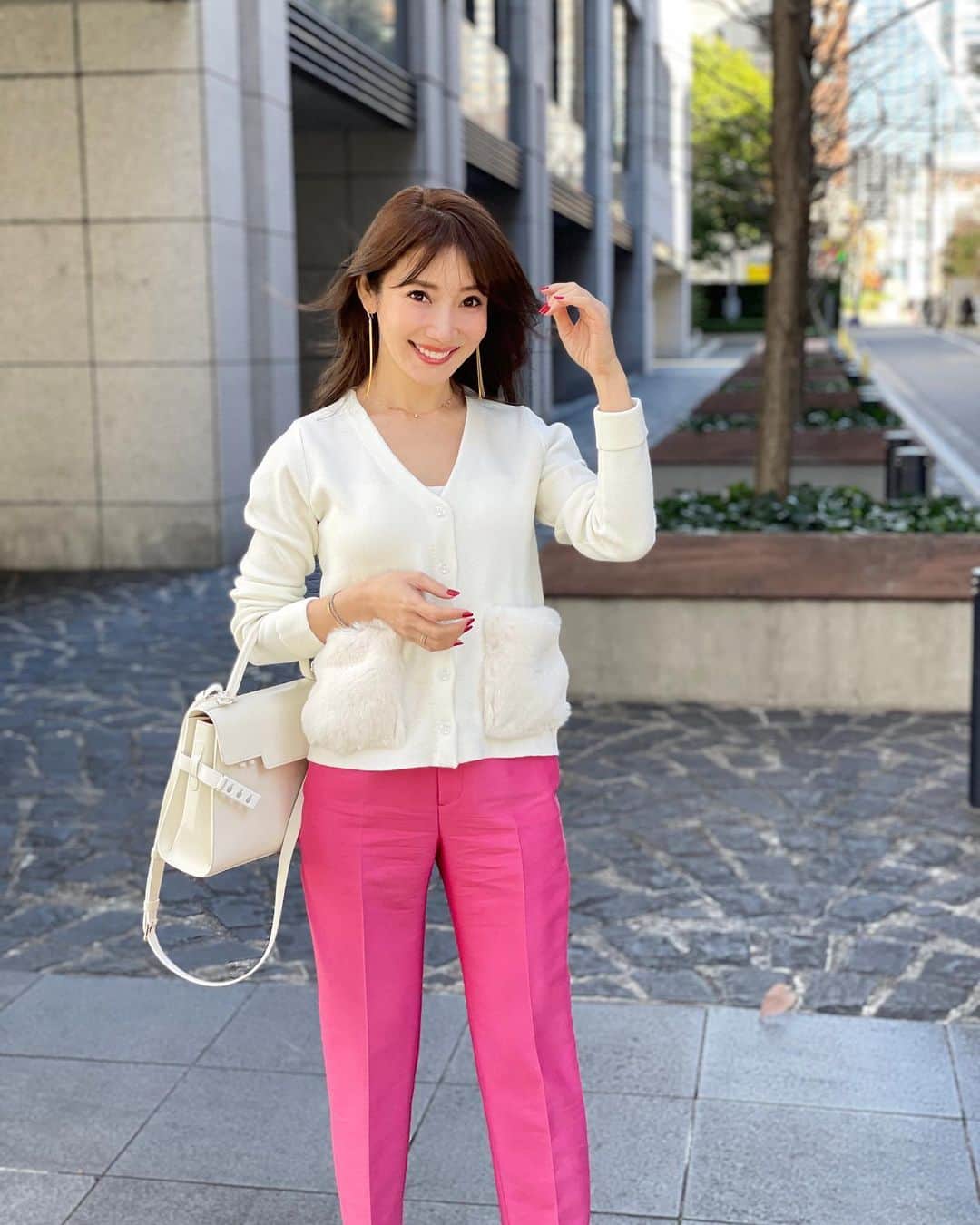 のインスタグラム：「・ ・ 仕事style♬ さむ〜くなってきたし 年末のバタバタ感もあるけれど こんな時はお気に入りアイテムや カラーリングで気分をあげて˚✧₊⁎  ファーポケットカーディガン！ 明日発売です！  @lialapg   #coordinate #outfit #ootd #look #style #fashion #wardrobe #instagood #instafashion #コーディネート #ファッション #ママコーデ #ママコーディネート #ママファッション」