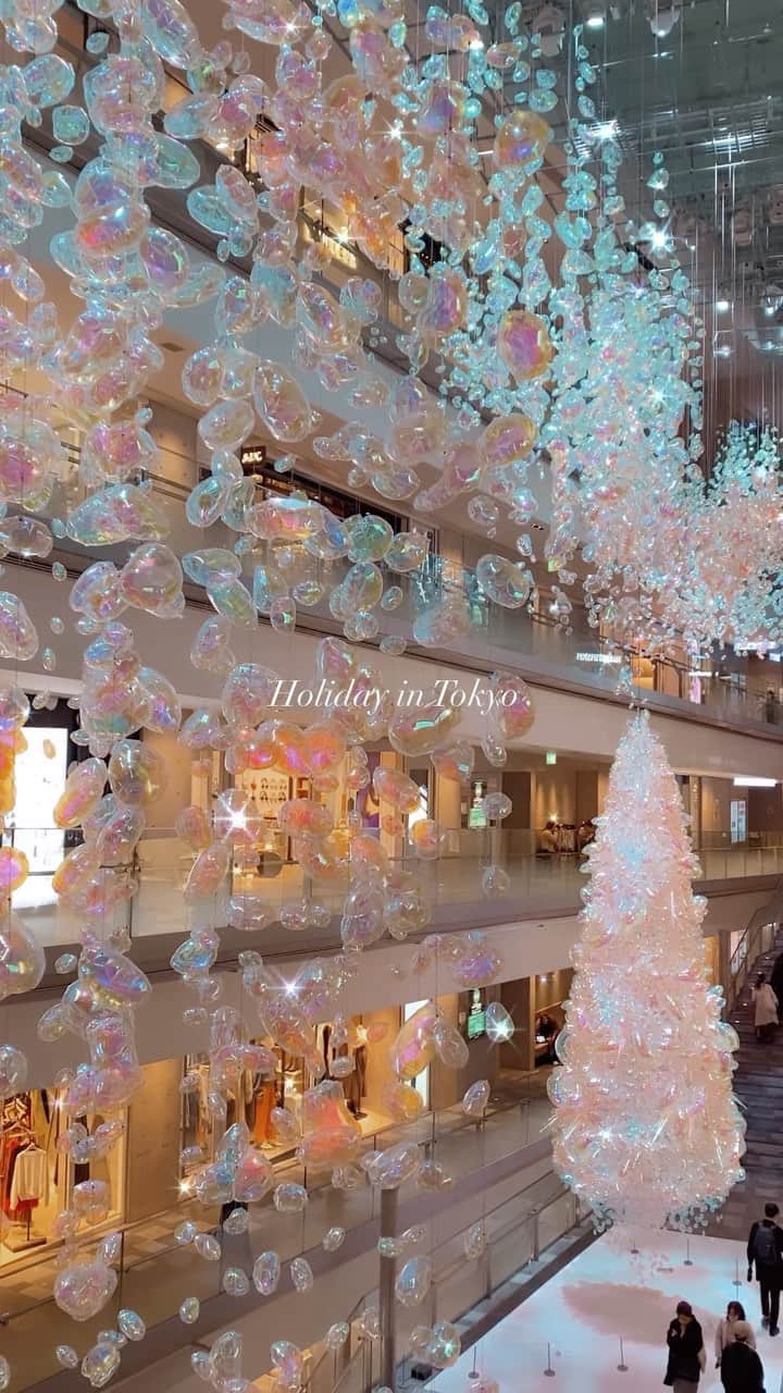 奥家沙枝子のインスタグラム：「mood in Tokyo🎄  六本木、日比谷、表参道、有楽町…街はどこもクリスマスムード🎄💓  #イルミネーション #christmas #christmastree #holiday #mood #tokyo #japan #happyholidays #表参道 #六本木 #銀座 #roppongi #reelsinstagram #reels #lifestyle #happy」