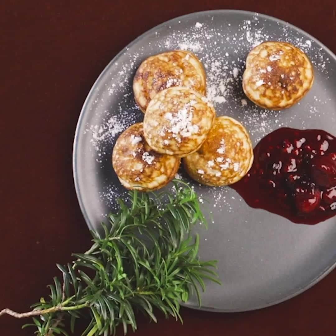BoConceptのインスタグラム：「Æbleskiver, meaning ‘apple slices’, is a traditional Danish Christmas sweet. Easy to make and best served with homemade jam, a dusting of powdered sugar and a cup of gløgg (Danish mulled wine), these delicious pancake balls make the perfect Christmas treat. Find this tasty Christmas cookie recipe and more via link in bio.  #boconcept #liveekstraordinaer #ekstraordinærsince1952 #anystyleaslongasitsyours #christmas #christmassweets  #interiordesign #recipe」