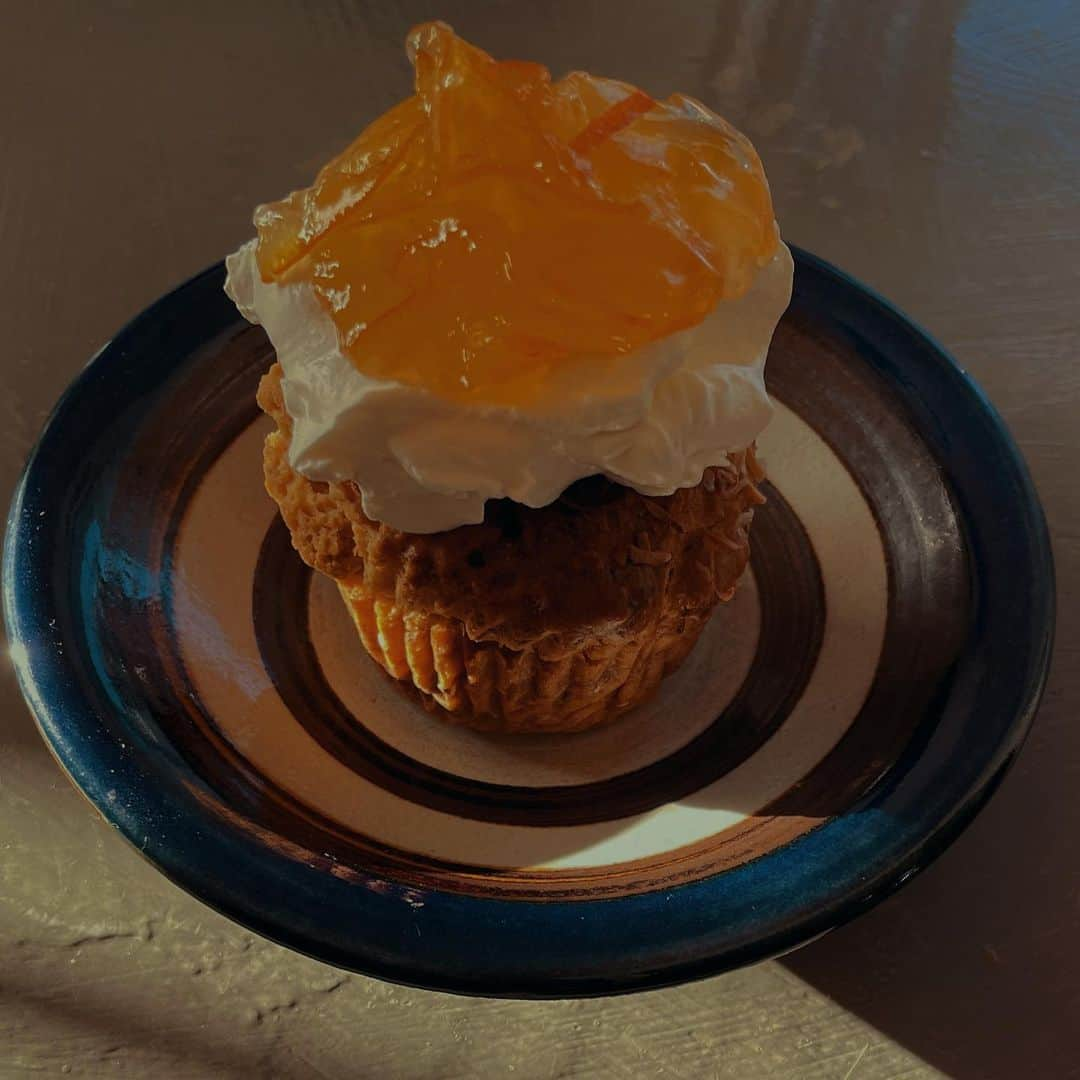 横地尚子さんのインスタグラム写真 - (横地尚子Instagram)「🍊🥜PEANUTS BUTTER MUFFIN w/WHIP CREAM,MARMALADE🍊🥜  ここ最近は👶🏻が風邪引いたりで全くお菓子も焼けなくなる。 子供って月1,2のスパンで風邪ひくね。  もうすぐ今年終わるってよ。。。」12月21日 22時20分 - yocochiin