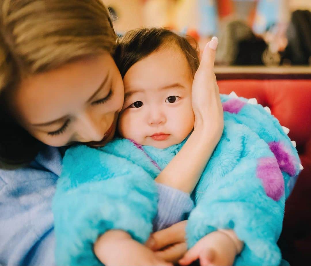 のインスタグラム：「誕生日ディズニーの写真届いたので載せてく💎💙 サリーちゃん可愛過ぎる🥺  パパの遺伝子を受け継ぎ日に日にタレ目になられています🥺❤️❤️❤️  #1歳誕生日　#birthday #誕生日ディズニー　#一歳誕生日 #0歳卒業」