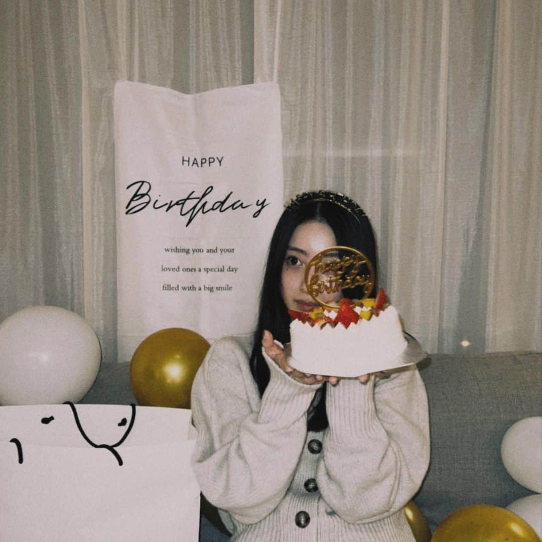 のインスタグラム：「先日の投稿では温かいコメントをありがとうございました。 皆さんに伝えられてすこしホッとしました😌  そして今日で25歳になりました。  @chisamipo1030 @honochii0919 @popochan318  の3人がお祝いしてくれたよ🥳 みんなで寝る準備しながら お顔にパックしちゃったりして ゆるーくカウントダウン🍵」