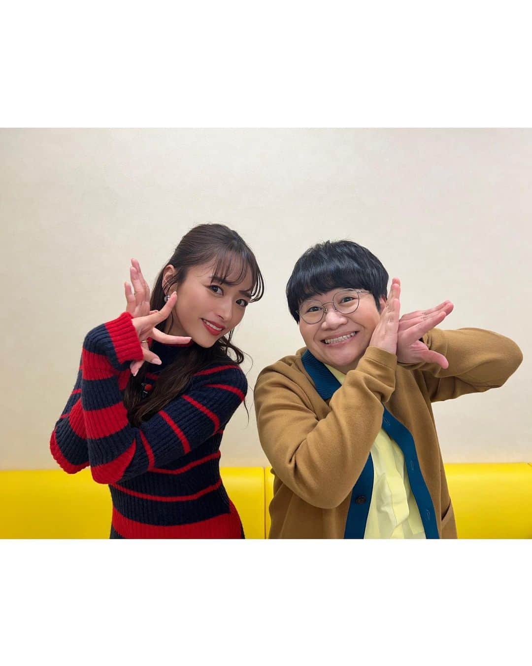 近藤千尋のインスタグラム：「チーム近藤で春菜さんと 撮っていただきました☺️💕 Ｋのポーズが定まらないわたし。笑😂  今週金曜日、12/23 19:00からの TBS特番 キングオブアニマル🐯 テレビで普段見れないような 野生的で刺激的なVTRでした！！笑  是非見てくださいね📺❤️❤️  珍しくボーダーの衣装を選びました😍  one-piece @tommyhilfiger pierce @stellarhollywood」