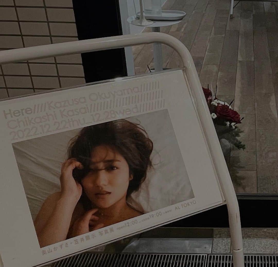 奥山かずさのインスタグラム：「本日！ 設営&レセプションパーティー&インスタライブ 無事終わってホッとしている〜 来てくださった関係者の皆様、本当にありがとうございました！素敵だったよ、楽しかったよと言ってもらえて もーー何よりのお言葉です🫶 . 実はね会場には　なんと この世に2枚しか存在しない作品があるのです、、🤗 どこにも公開してません🙅‍♀️ それも、一つのお楽しみとして！ 明日からよろしくお願いします🙇‍♀️ ALtokyoでお会いしましょう！お気をつけてお越しください〜」