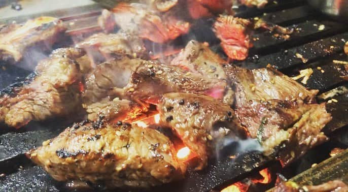 のインスタグラム：「韓国🇰🇷明洞 『延南ソ食堂　ヨンナムソシッタン  연남서식당』  韓国明洞のロッテの近くにある骨つき牛カルビしかないドラム缶で焼肉をするお店🥩  詳しくは👇 YouTubeチャンネル『YOBOSEYO LAB』  ご覧くださった皆様、そしてチャンネル登録、高評価ボタン、本当にありがとうございます🙇‍♂️  僕のガチの韓国旅行 次回、韓国旅行#2は24日土曜日の午前中にアップさせて頂きます。  次回も色々と情報を🤤  皆様、引き続きどうぞ宜しくお願い致します🙇‍♂️  24日土曜日YouTubeチャンネル『YOBOSEYO LAB』遊びに来てください✨  #韓国 #한국 #ソウル #서울 #ソウルグルメ  #明洞 #명동 #明洞グルメ  #韓国グルメ #韓国旅行 #한국여행 #韓国旅行情報  #韓国グルメ情報  #韓国グルメ旅  #韓国料理屋  #韓国料理店 #韓国料理 #韓国焼肉 #焼肉 #ドラム缶焼肉  #延南ソ食堂 #ヨンナムソシッタン #연남서식당 #韓国好きな人と繋がりたい  #韓国料理好きな人と繋がりたい  #YouTubeチャンネル #yoboseyolab #ヨボセヨラボ」
