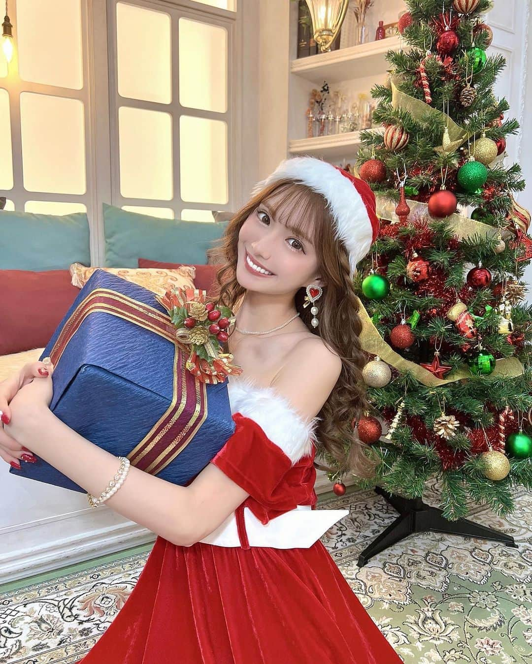 ひめかのインスタグラム：「もうすぐですね❤️🎄❤ ひめにサンタさんは来るのやら💭🥹 現実的な可愛げのないお願いするとすれば 時間がほしいです神様🤣😳🤣 間違えたサンタ様🎅 #Christmas」