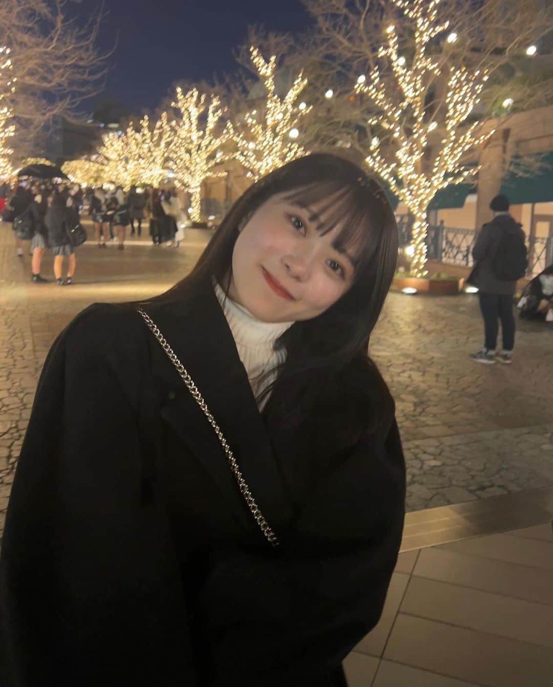 のインスタグラム：「. クリスマス前で街が賑わってた🎄🤍 ひゅーひゅー！」