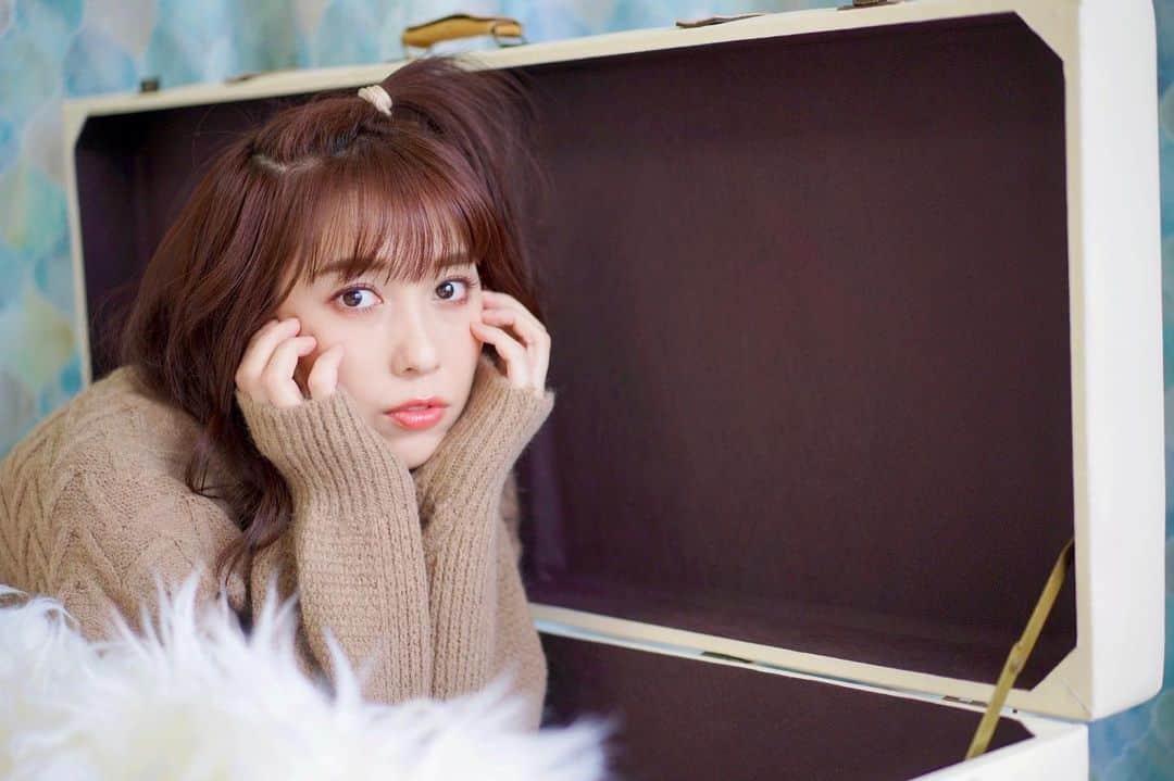 のインスタグラム：「.  明日の準備したり台本読んだり📚  今週末のクリスマスイベントの準備も🎄✨  やる事色々あるけど 充実してるって良い☺️幸せだねー！  今日もお疲れ様！✨ おやすみなさい🌙  .  #秦瑞穂 #follow #me #followme #japanesegirl #asiangirl #japan #tokyo #粉我 #偶像  #フォロー #フォローミー #ポートレート #写真  #被写体 #gn #goodnight」