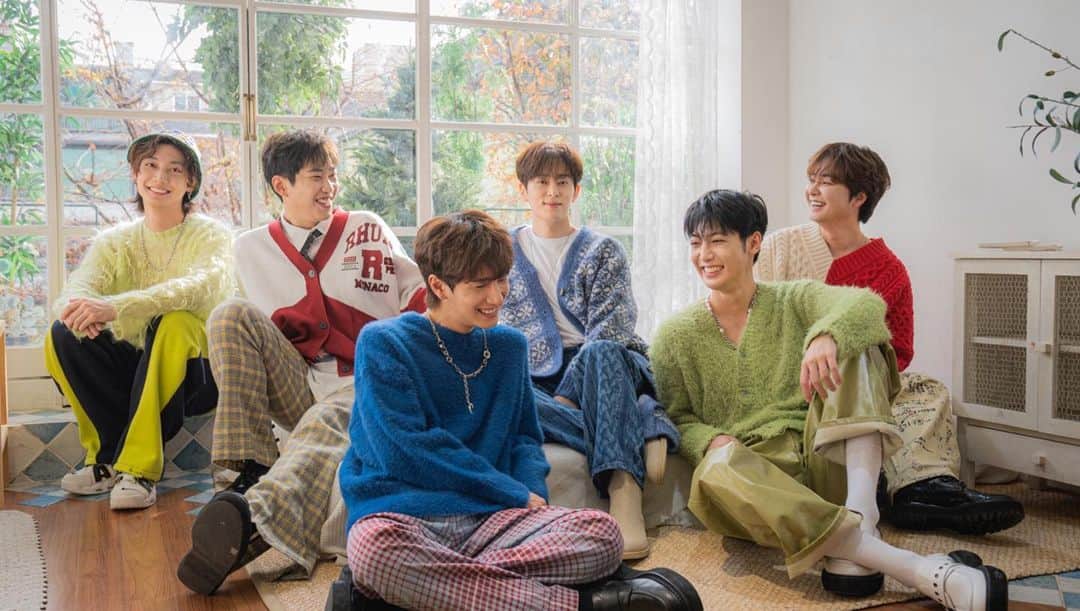 ミヌのインスタグラム：「첫 시즌그리팅⭐️」