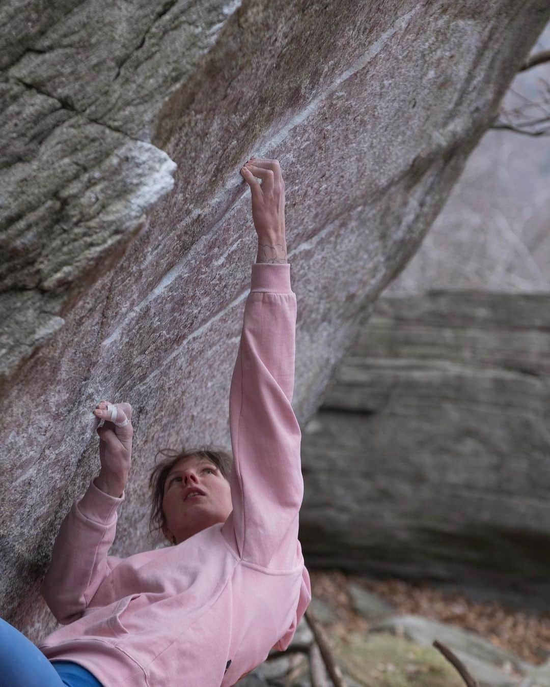 カロリーネ・ジンフーバーのインスタグラム：「Our Ticino trip is coming closer 🎄 I guess i never spent that much time training, like i did over the last 2 months. Shape feels quite good, crimp strength could be better AND PSYCHE IS HIGHHHHH 🔥🔥🔥  @scarpa_at @frictionlabs @belmezattitude @organicclimbing @natureclimbing   #ticino #tessin #swiss #climbing #klettern #bouldern #climbing_pictures_of_instagram #climbing_is_my_passion #frictionlabs #scarpa」