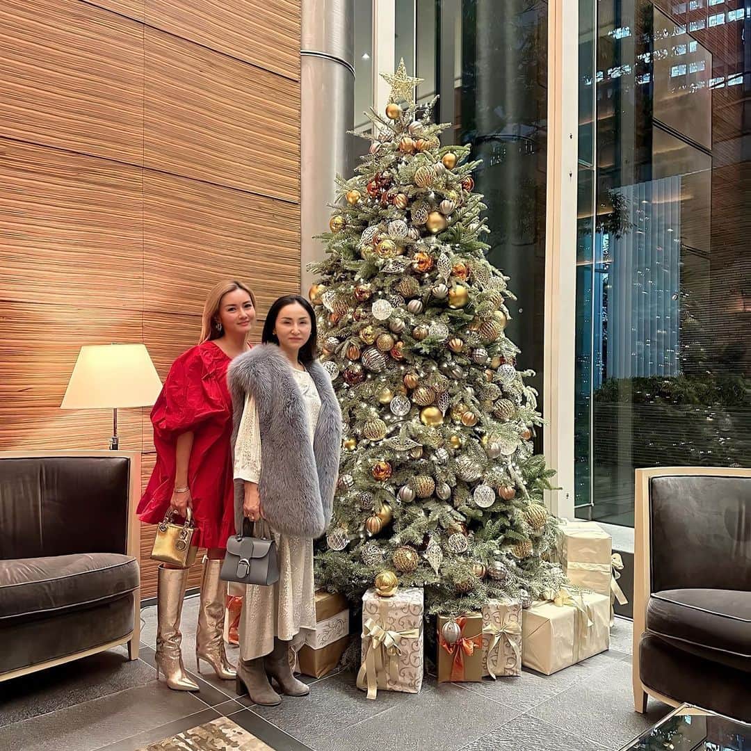 福王寺彩野のインスタグラム：「ひとあし早い🎅Christmas dinnerを @sezannetokyo で🍽❤️🎄✨✨  この季節限定の上海蟹🦀×白トリュフコース😍 美味しくいただきました🙏  ゴールド小物に @coel.official の赤ワンピで行ったら ママ @filrouge_akemi はシルバーの服だった😂🤍  いよいよ週末はクリスマス💫 皆様素敵なholidayシーズンをお過ごしください🥰🎀  #motheranddaughter #christmasdinner #merrychristmas #christmastree #fourseasonshoteltokyootemachi #sézanne #familydinner #ootd #coel #dior #delvaux」