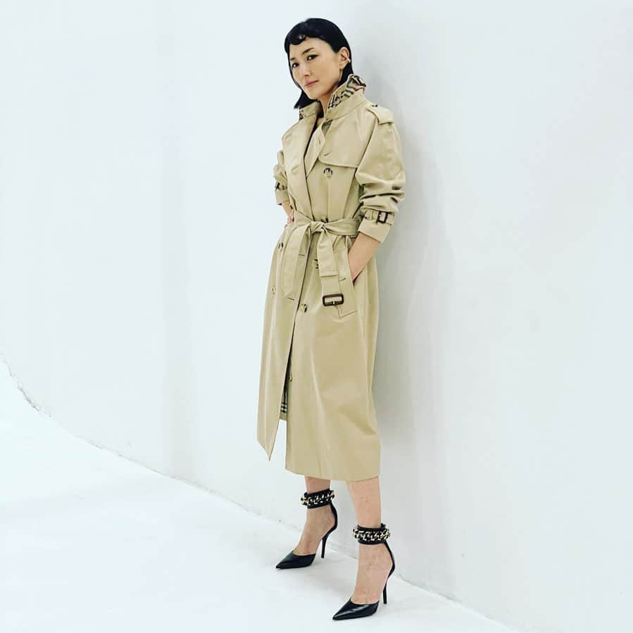板谷由夏 のインスタグラム：「@precious.jp  @burberry  ロンドンに行きたくなる。トレンチコートを着ると。 寒いですね、あたたかくして お過ごしくださいね。」