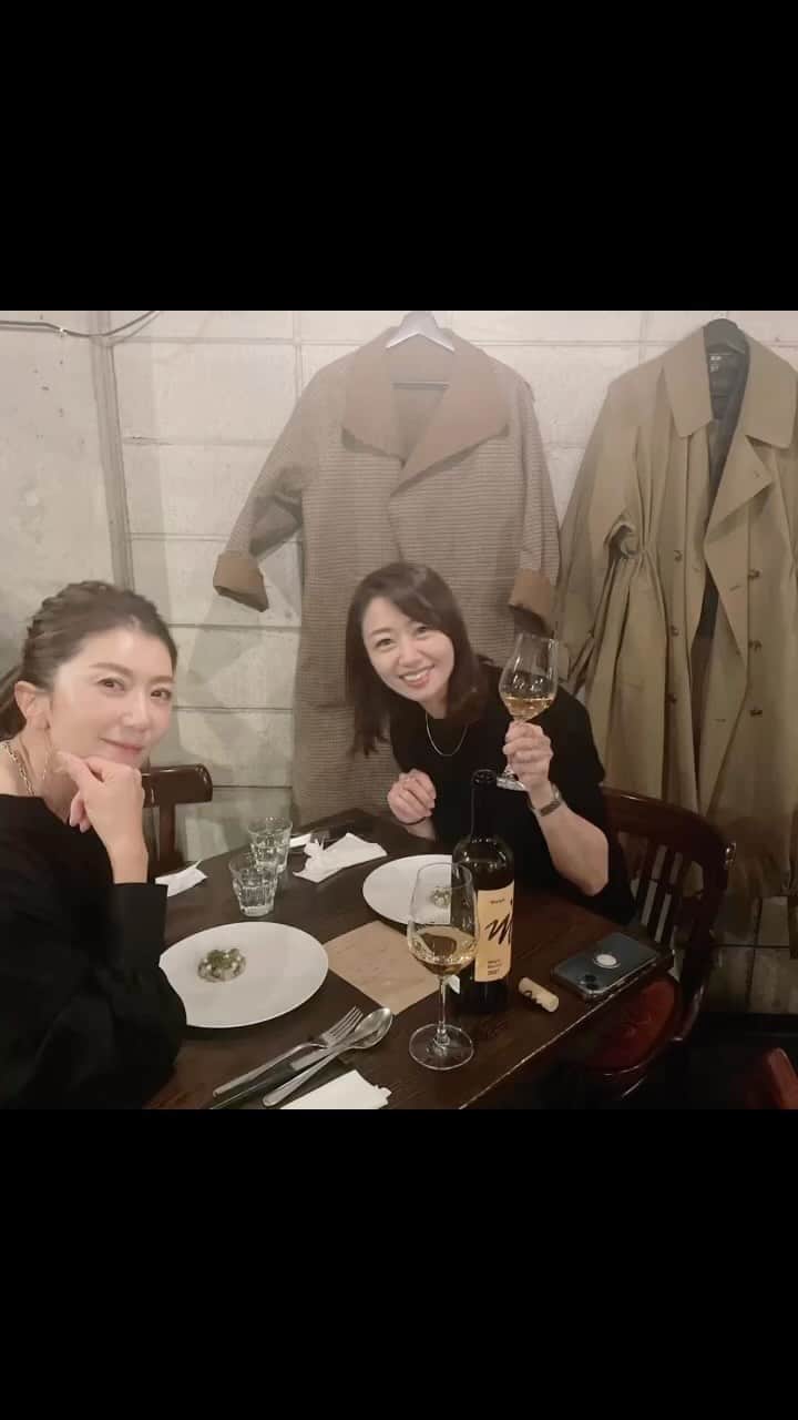 坂田陽子のインスタグラム：「どうしてもあいたかったの、この笑顔に。 大好きな後輩❤️ @hitomi.k24  ・ 積もる話が有りすぎる〜って言ってたのに めちゃくちゃ美味しいお店を予約してくれたもんだから、 ソムリエの方やシェフへの質問やら お互い自然と食レポしちゃったりして忙しいったら🤣 ・ 学芸大学にある、シェフのおまかせコースのみと、ナチュールワインのこぢんまりとしたイタリアン、リ・カーリカ。#ricarica  ・ 季節や、和の食材などを自由に組み合わせ、 ソースも一捻りも二捻りもきいてる独創的なお料理の数々。 発酵させた食材やソースが多くとても美味しかったので、 コース終盤になり、 「今更で申し訳ないのですが、こちらは発酵料理の専門店ですか？」とお聞きしたら、 シェフがテーブルに来てくださり、 「たまたまです笑 食材やソースに深みや奥行きを出そうとか、どうやったらこの時季の食材の旨みを最大限に引き出せるかと考えたら、たまたま。。」と🤣🤣 ・ リピ決定‼️ 次回のコースと香山との会話が楽しみ過ぎる🤣🤣」