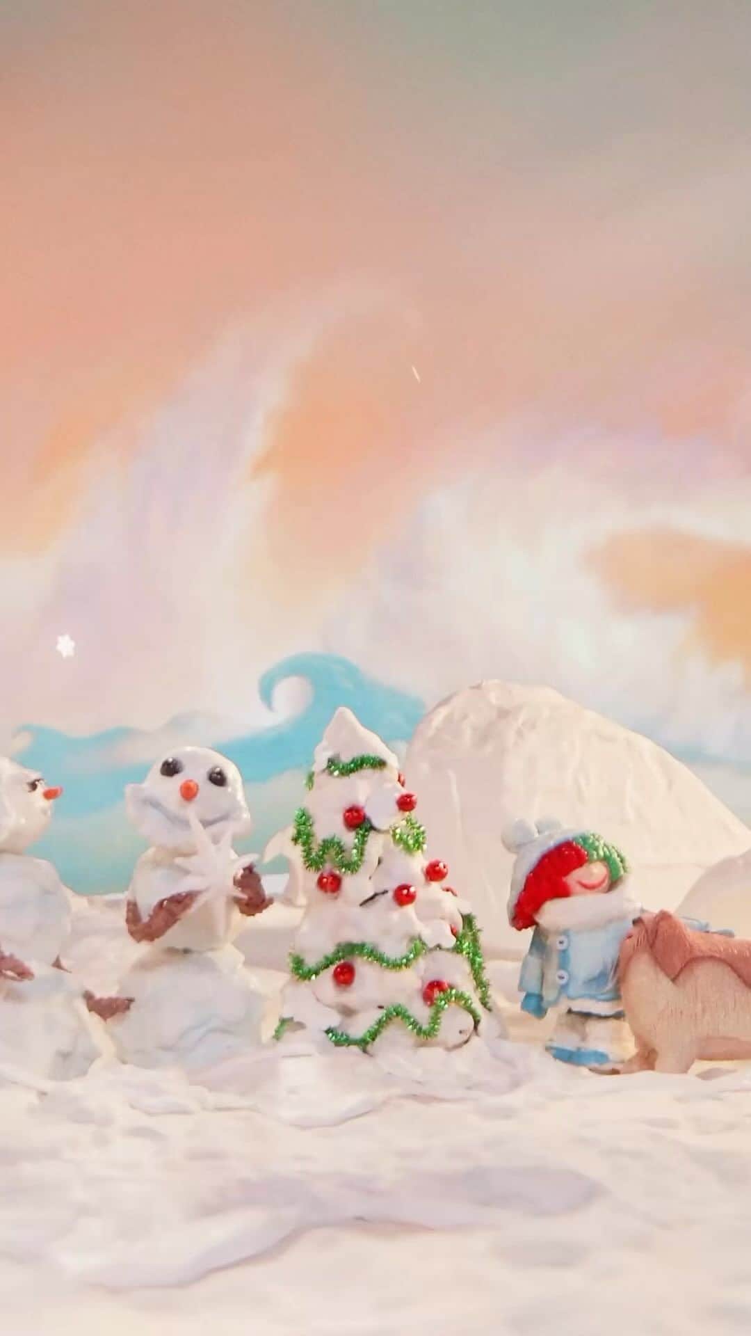シーアのインスタグラム：「At last, Part 2 of Snowman has arrived! ✨❄️☃️ Thanks to @lior.molcho & @neoncatproductions for bringing this story to life ❤️🎄 Watch the full video on @youtube youtube.com/sia - Team Sia」