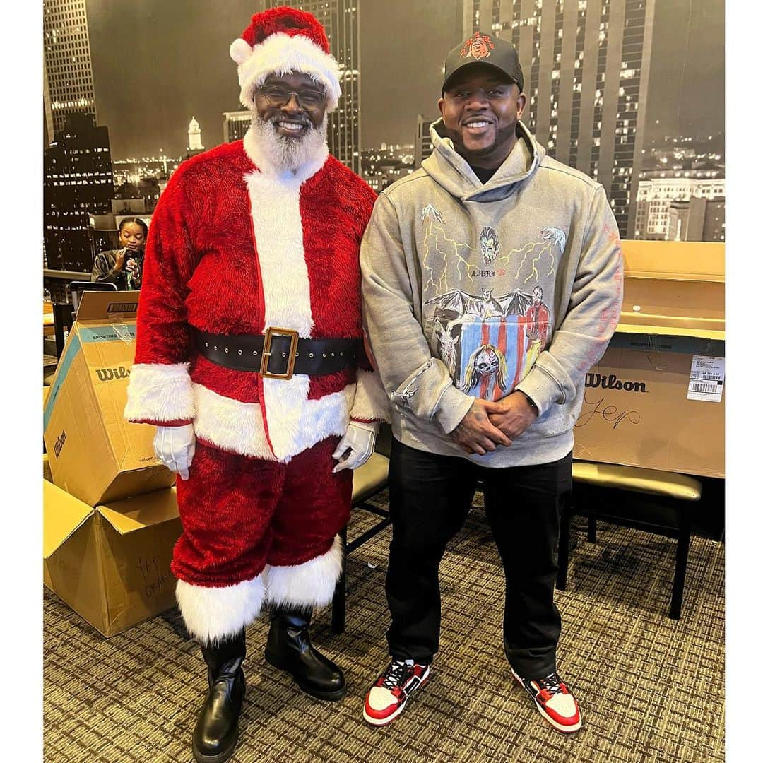 マック・メインのインスタグラム：「I love my city and I love to see kids happy!!! ⚜️  So it was only right this Christmas @liltunechi and I chose 150 future Hall of Famers to receive the tools and resources they needed in their respective sport and also to enjoy a day at @daveandbusters with the help of @wilson and @ethika   Thanks to everyone who helped make this a successful event and we hope to see all of you again next year! #WeezyChristmas #YoungMoneyRecords」