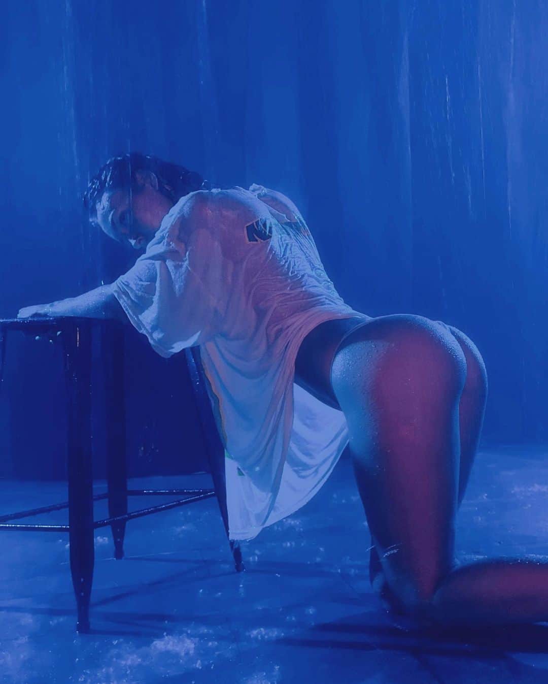 レイチェル・クックのインスタグラム：「Nirvana, Nevermind… This shoot definitely made me feel at home… except the rain was warm 😜」