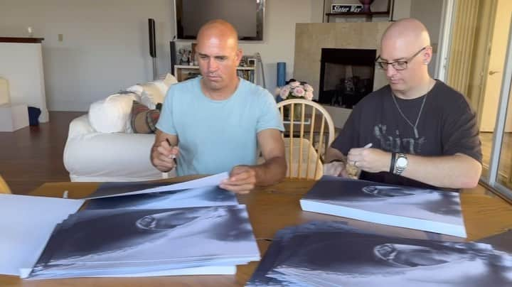 ケリー・スレーターのインスタグラム：「✍️ Signing day!! ✍️   @kellyslater and I have signed all the prints and they’re now shipping!!   It’s not too late to get one at KeeganHall.com… and 100% of proceeds will be donated to charity!!」