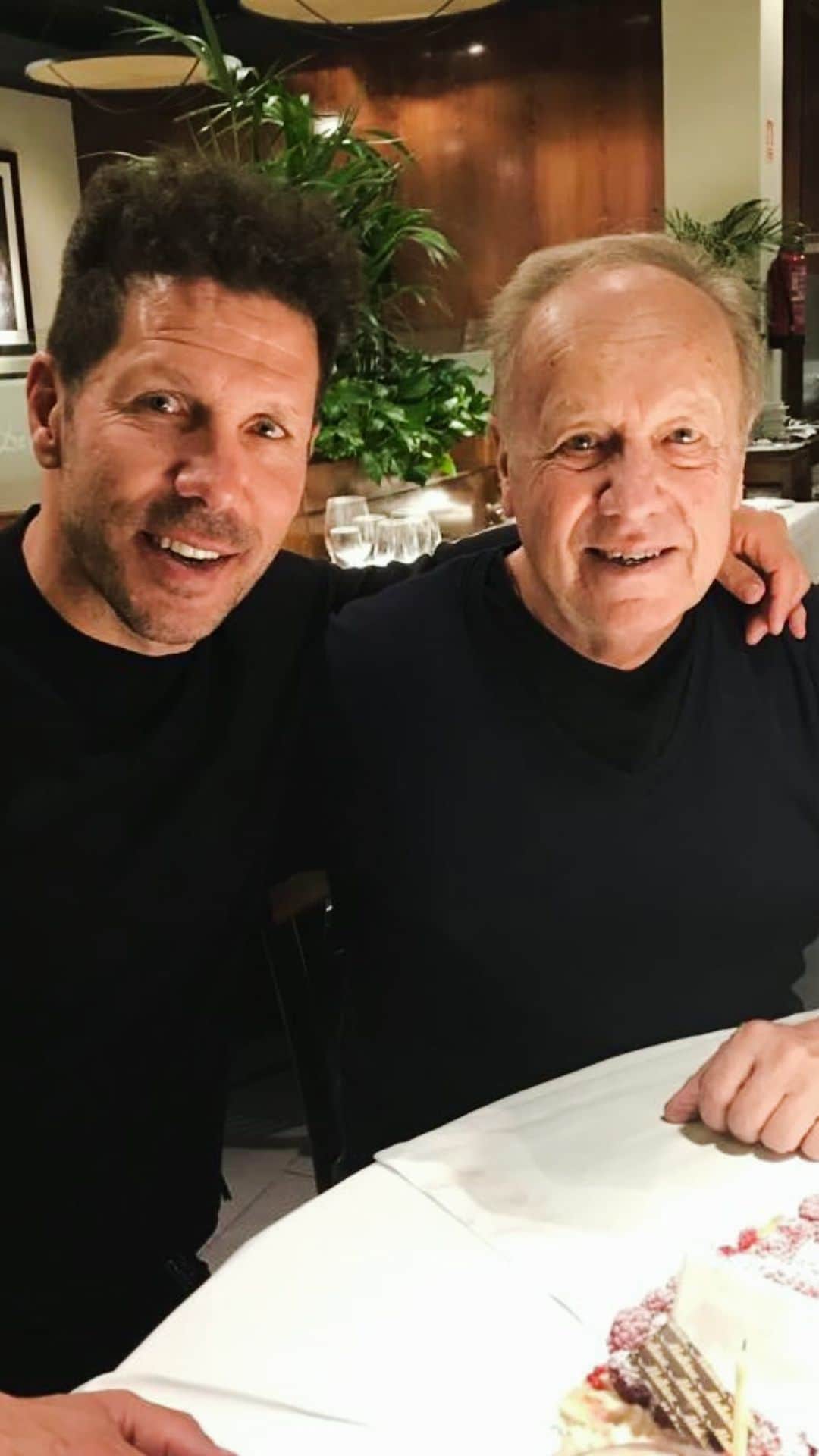 ディエゴ・シメオネのインスタグラム：「Feliz cumpleaños Simeone! Acá te extraño cada día!」