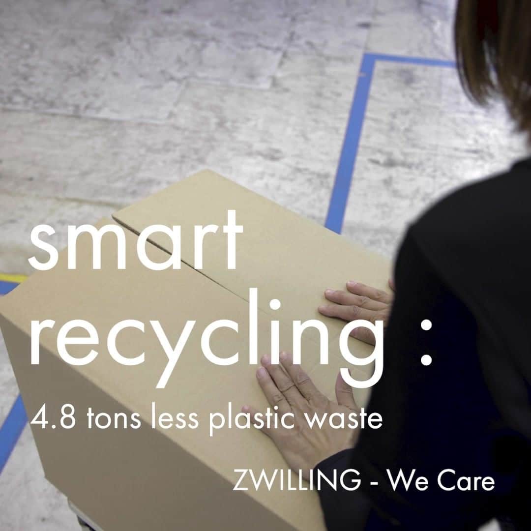 ZWILLING Japan ツヴィリングのインスタグラム：「【ZWILLING WE CARE : プラスチック素材から紙素材へ】 岐阜県関市にある自社工場よりみなさまに届けられる、ツヴィリング製品たち。郵送でお届けする際は、輸送時の衝撃などによる製品の破損や変形を防ぐために以前はプラスチック梱包材を使用しておりました。昨今はプラスチックごみの課題解決に向けた施策のひとつとして、プラスチック梱包材の代わりに紙に置き換えて、梱包しています。この取り組みを行うことで、年間約4.8トンのプラスチック削減を実現。サステナブルな社会の実現のため、ツヴィリングは2023年以降も様々な活動に取り組みます。  #zwillingwecare #zwilling #ツヴィリング #zwilling1731」
